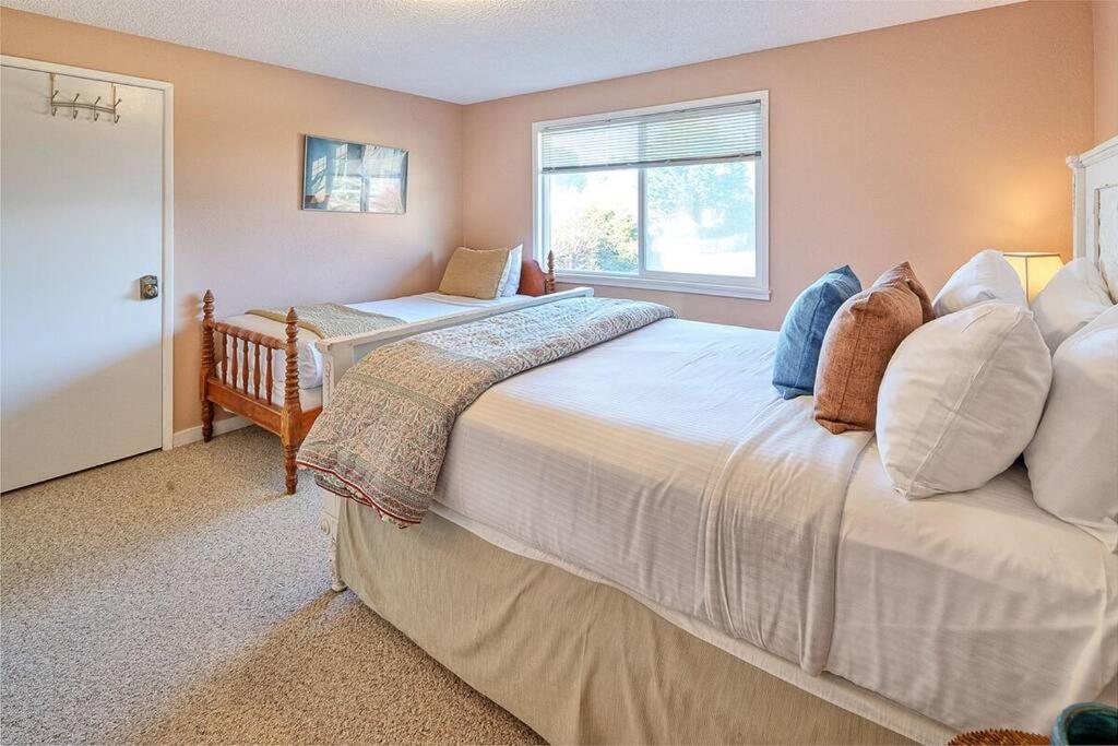 Ocean View Village Condo With Trails To Beaches 트리니다드 외부 사진